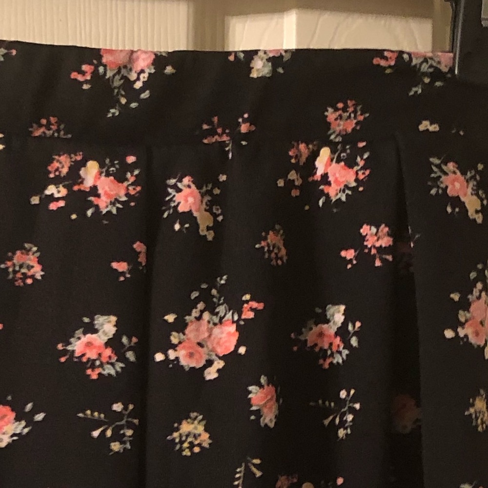 Rue 21 Black Floral Skater Skirt Size Medium - Picture 4 of 5